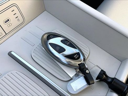 Used 2025 Hyundai Santa Fe SEL FWD image 11