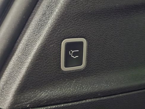 Used 2025 Chrysler Pacifica Limited image 14