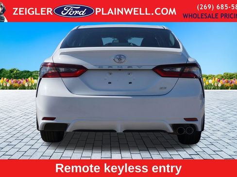 Used 2024 Toyota Camry SE image 4