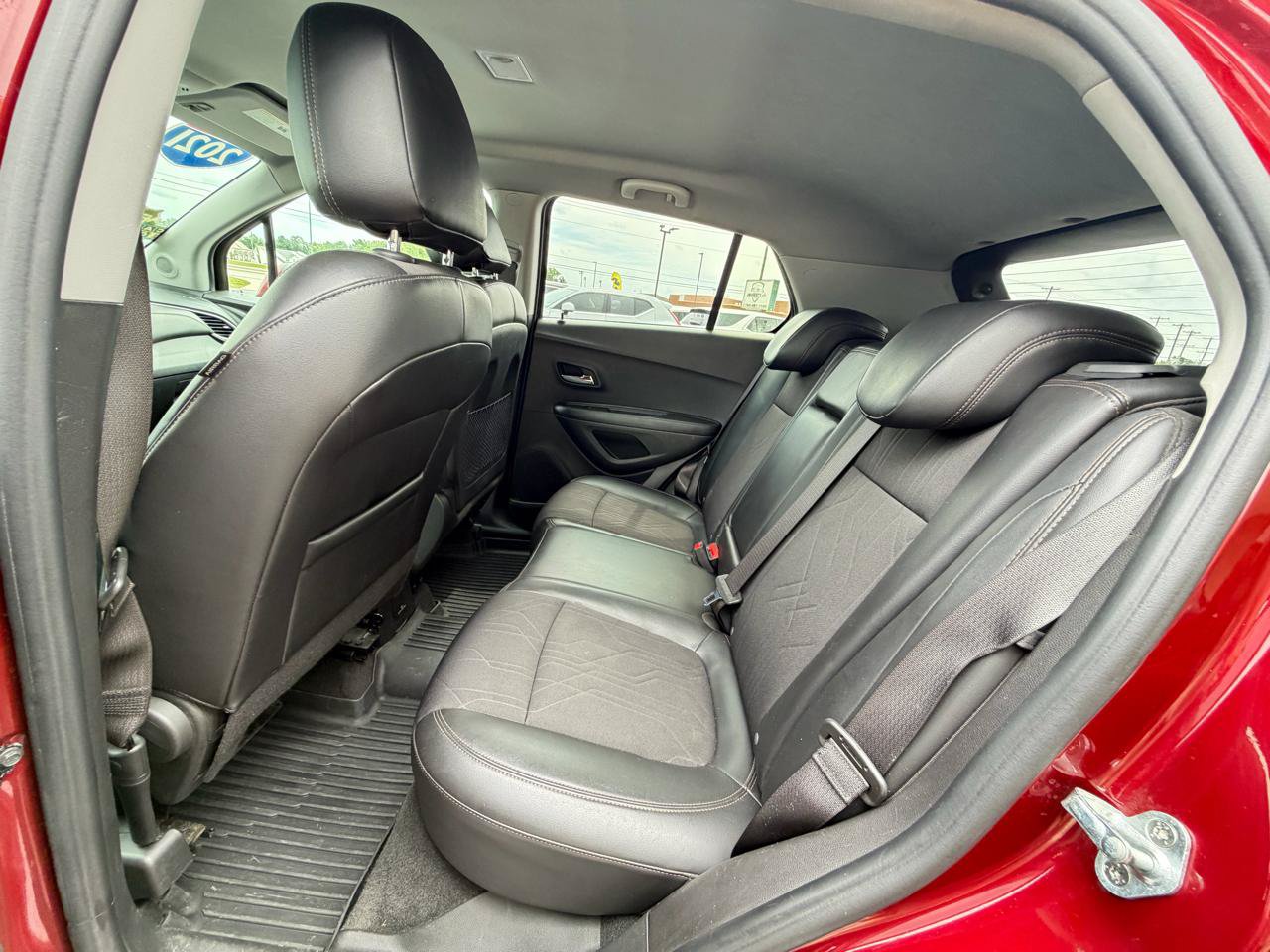 Used 2021 Chevrolet Trax LT w/ LT Convenience Package FWD image 13