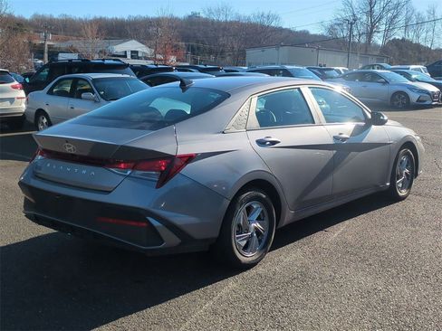 Used 2024 Hyundai Elantra SE image 3