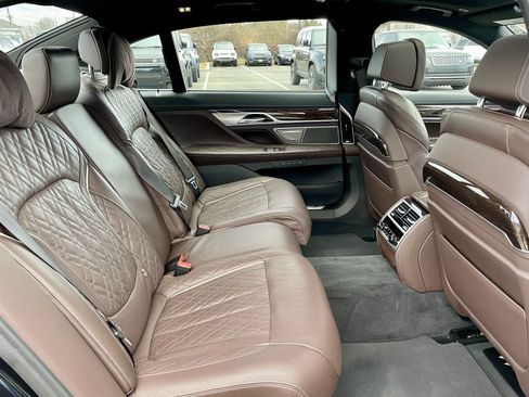 Used 2022 BMW 750i xDrive w/ Luxury Rear Seating Package image 31