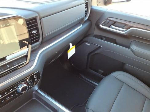 New 2026 GMC Sierra 2500 SLT w/ SLT Premium Package image 17