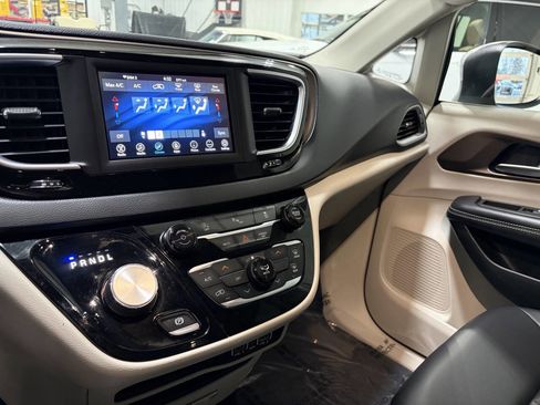 Used 2021 Chrysler Voyager Lxi image 12