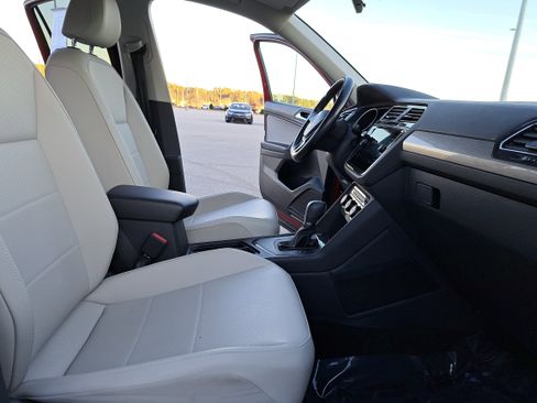 Certified 2019 Volkswagen Tiguan SE w/ Panoramic Sunroof Package image 10