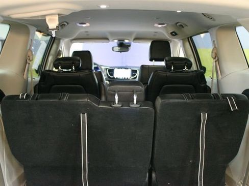 Used 2024 Chrysler Pacifica Touring-L FWD image 16