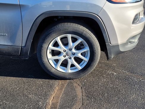 Used 2017 Jeep Cherokee Latitude w/ Comfort/Convenience Group image 10