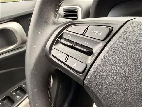 Used 2025 Hyundai Venue SEL FWD image 17