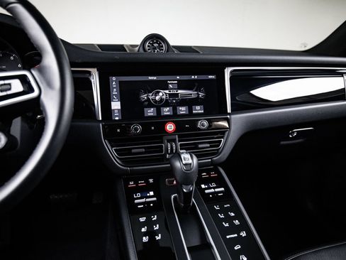 Certified 2026 Porsche Macan AWD/4WD image 19