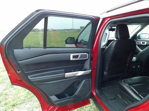 Used 2021 Ford Explorer XLT w/ Equipment Group 202A AWD/4WD image 10