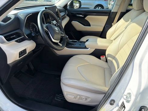 Used 2023 Toyota Highlander XLE FWD image 12