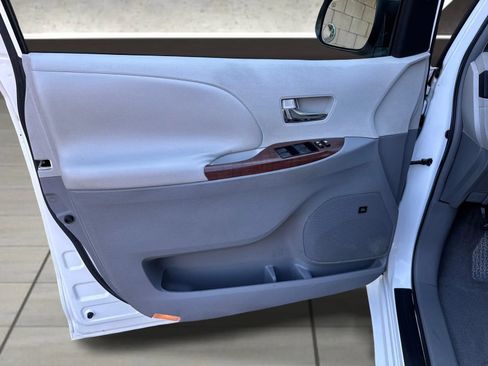 Used 2011 Toyota Sienna XLE w/ XLE Navigation Pkg FWD image 60