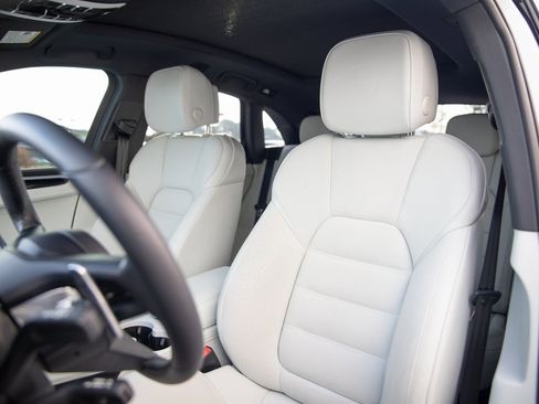 Certified 2024 Porsche Macan image 5