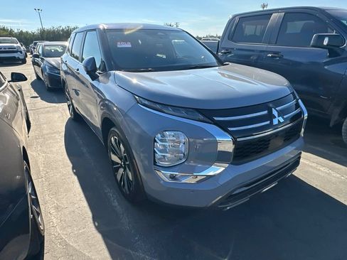 Used 2025 Mitsubishi Outlander SE AWD/4WD image 2