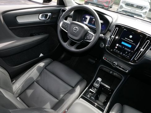 Used 2023 Volvo XC40 B5 Ultimate w/ Protection Package Premier AWD/4WD image 9