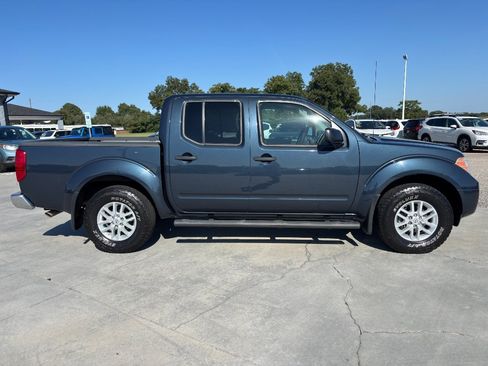 Used 2017 Nissan Frontier SV w/ SV Value Truck Package AWD/4WD image 3