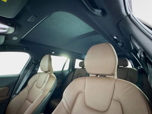 Used 2025 Volvo V60 B5 Cross Country Plus image 15