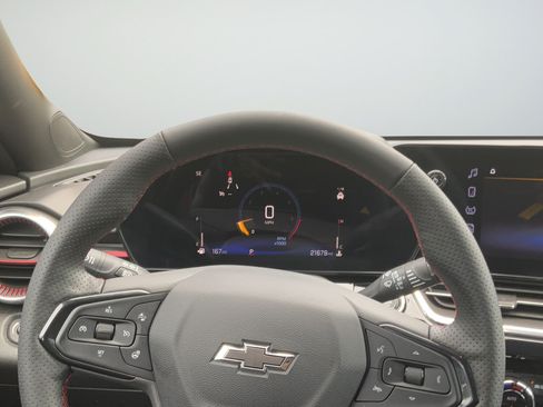 Used 2025 Chevrolet Trax RS w/ Sunroof Package FWD image 14