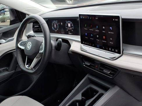 Certified 2025 Volkswagen Tiguan SE image 12