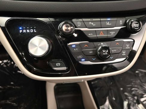 Used 2024 Chrysler Pacifica Touring-L FWD image 25