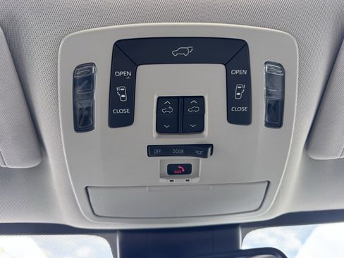 Used 2024 Toyota Sienna XLE image 33