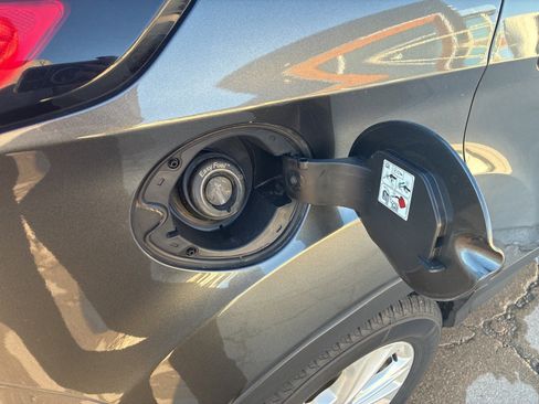 Used 2019 Ford Escape SE image 17