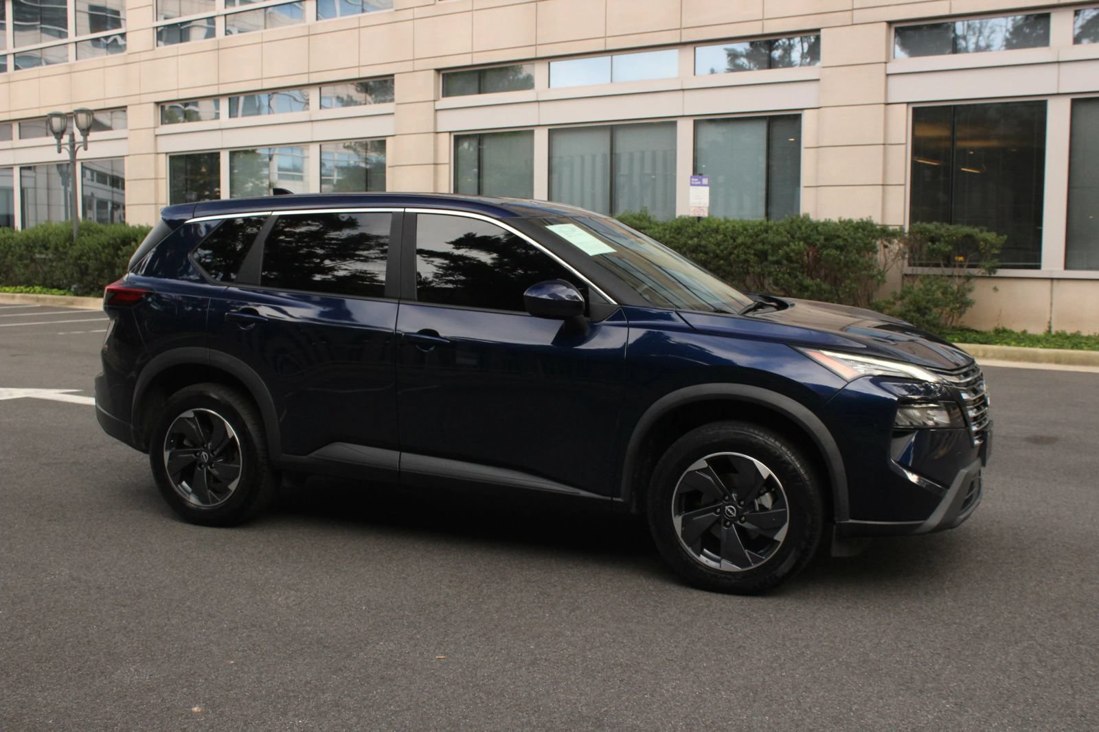 Used 2024 Nissan Rogue SV AWD/4WD image 2