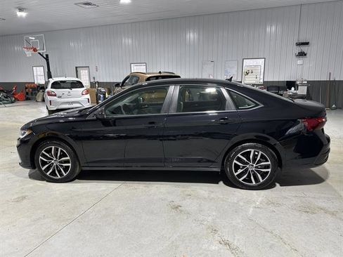 Certified 2025 Volkswagen Jetta SE image 4