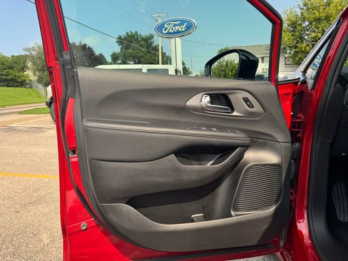 Used 2025 Chrysler Pacifica Select AWD/4WD image 14