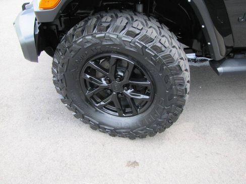 Used 2023 Jeep Gladiator Sport AWD/4WD image 34
