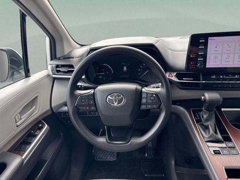 Used 2023 Toyota Sienna LE FWD image 25