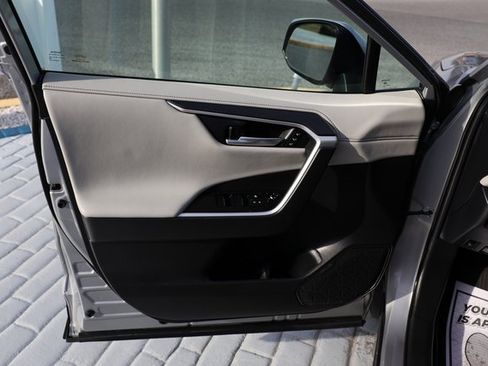Used 2020 Toyota RAV4 Limited image 15