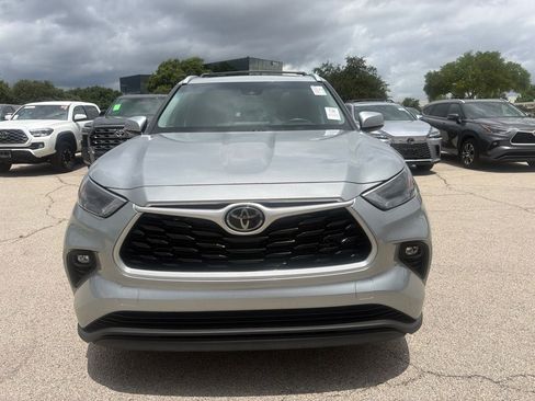 Used 2022 Toyota Highlander XLE AWD/4WD image 2