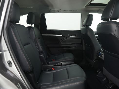 Used 2018 Toyota Highlander XLE image 13