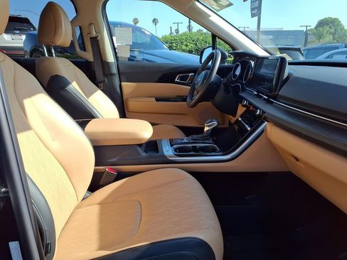 Used 2024 Kia Carnival EX FWD image 8
