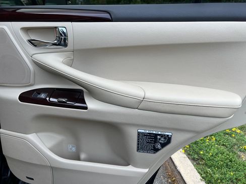 Used 2013 Lexus LX 570 4WD w/ Luxury Pkg image 14
