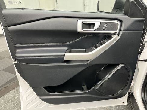 Used 2022 Ford Explorer XLT w/ Equipment Group 202A image 9
