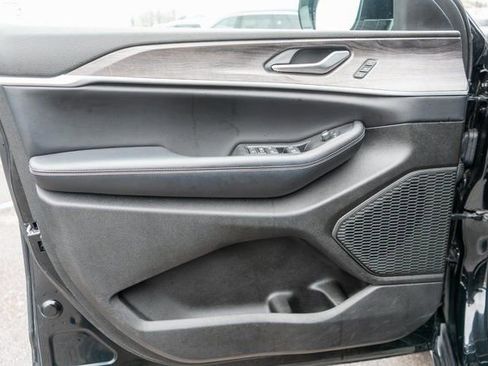 Used 2024 Jeep Grand Cherokee Limited AWD/4WD image 19