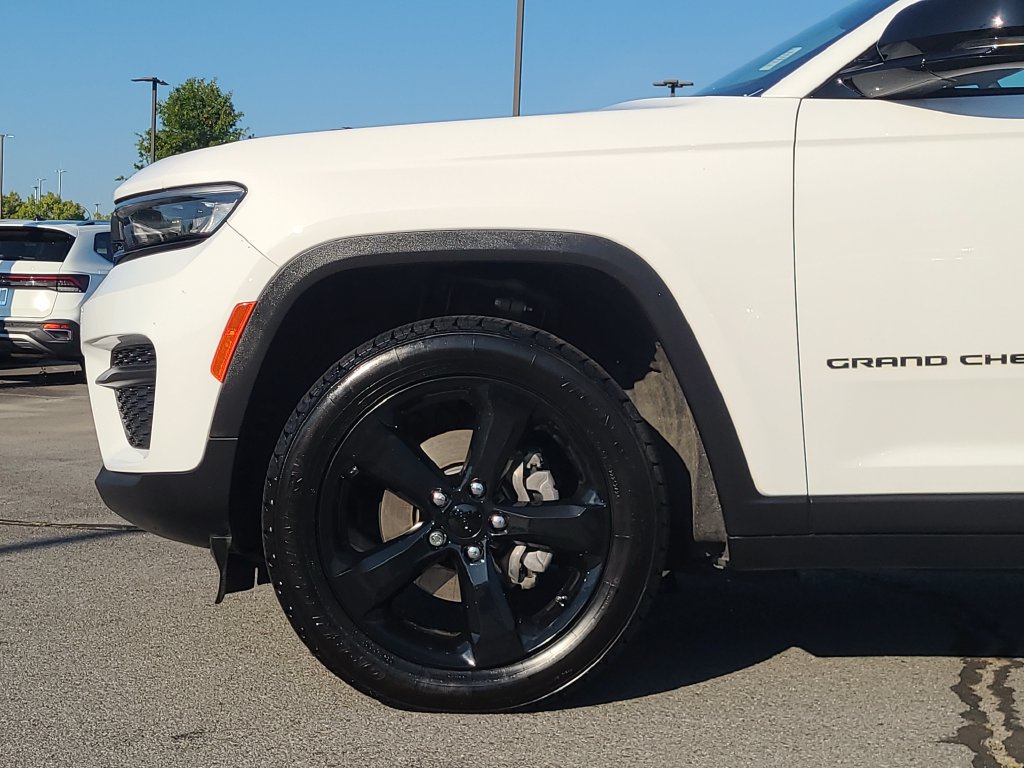 Used 2023 Jeep Grand Cherokee Altitude AWD/4WD image 9