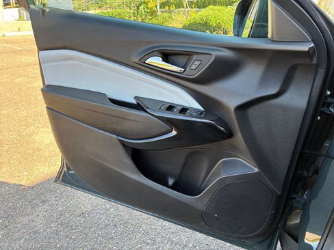 Used 2025 Chevrolet Trax LT w/ LT Convenience Package image 18