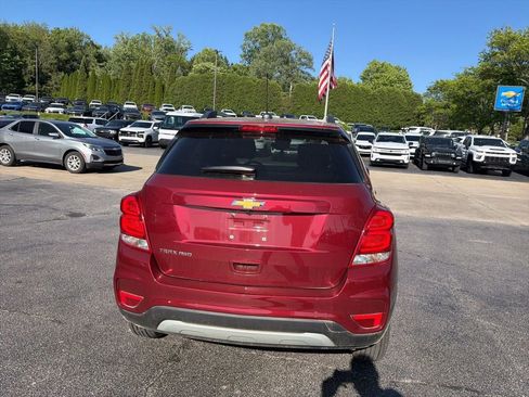 Used 2022 Chevrolet Trax LT w/ LT Convenience Package AWD/4WD image 4