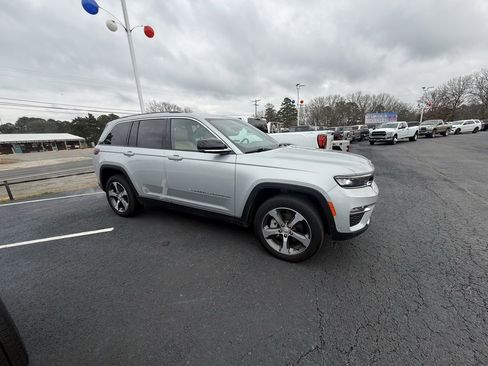 Used 2023 Jeep Grand Cherokee Limited w/ Luxury Tech Group II image 4