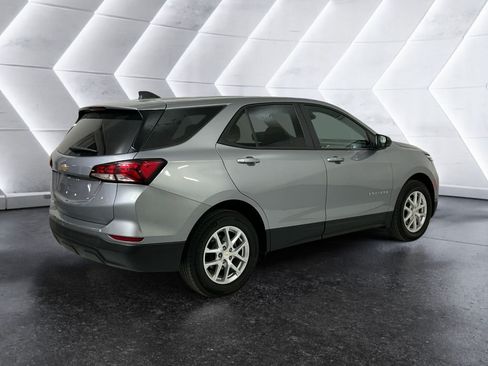 Used 2024 Chevrolet Equinox LS w/ LS Convenience Package FWD image 4