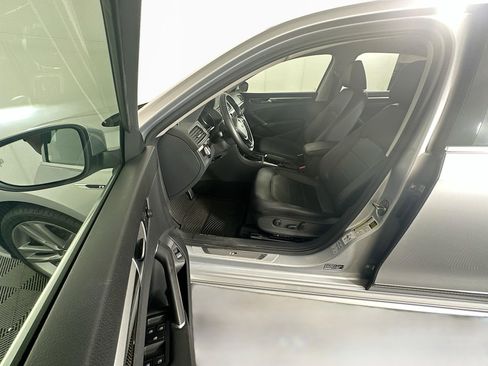 Used 2019 Volkswagen Passat 2.0T SE R-Line FWD image 13