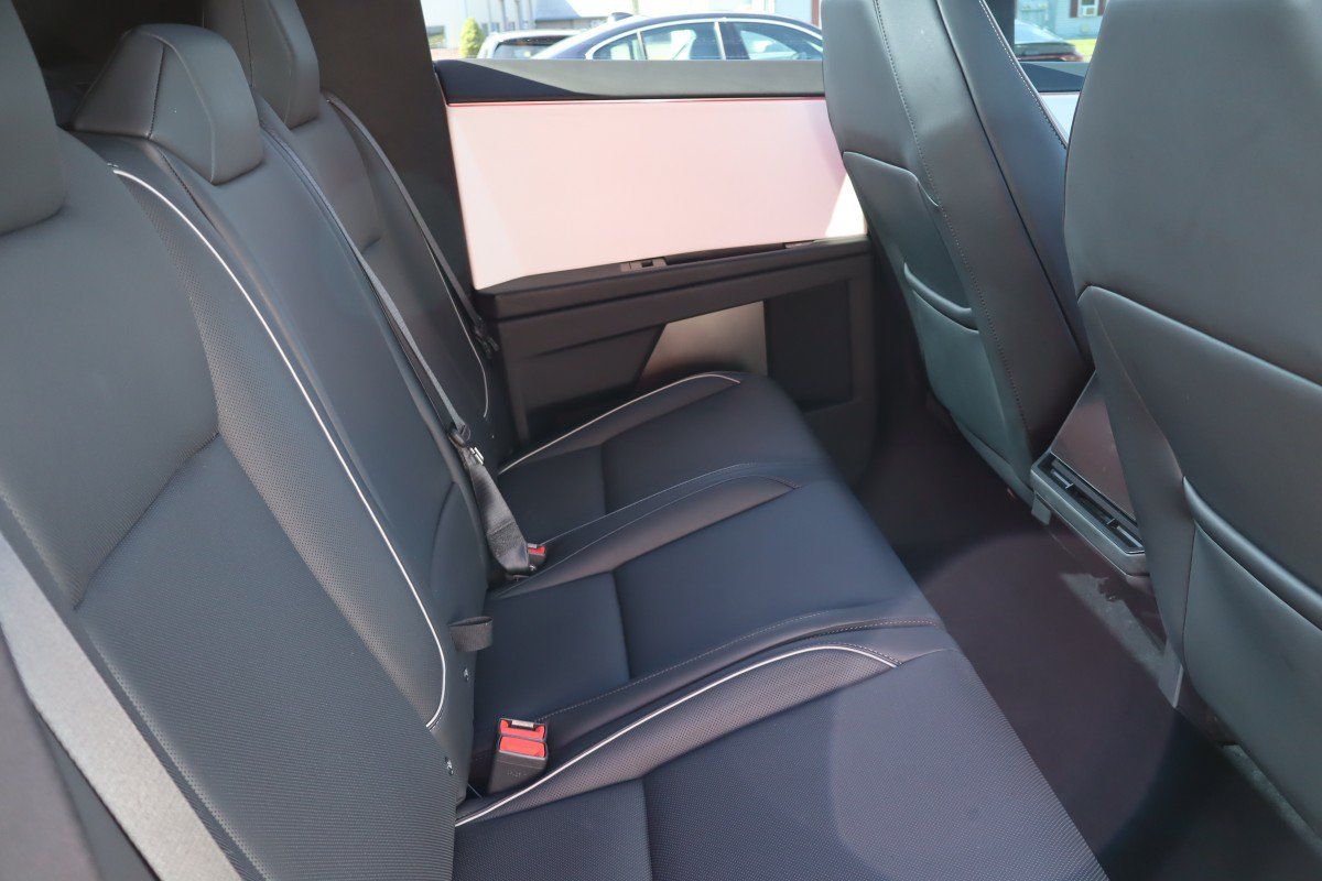 Used 2024 Tesla Cybertruck AWD Crew Cab image 34