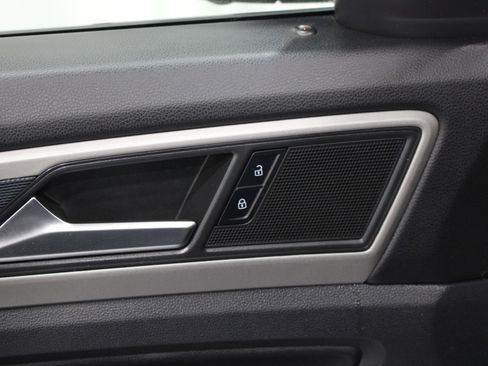 Used 2020 Volkswagen Atlas Cross Sport SE w/ Panoramic Sunroof Package FWD image 9