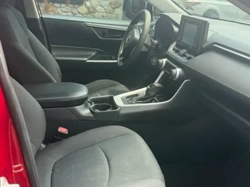 Used 2021 Toyota RAV4 LE FWD image 3