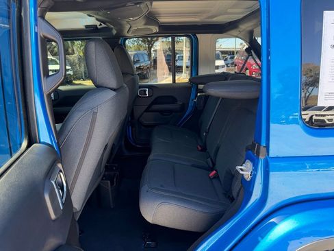 Used 2025 Jeep Wrangler Sahara image 27