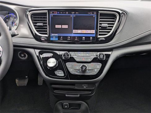 New 2026 Chrysler Pacifica Select image 21