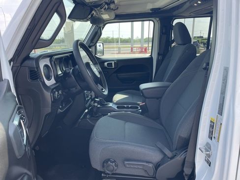 Used 2025 Jeep Gladiator Sport image 13